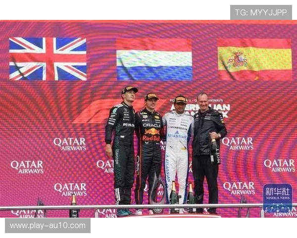 卡塔尔站颁奖台：维斯塔潘冠军，皮亚斯特里亚军，塞恩斯季军